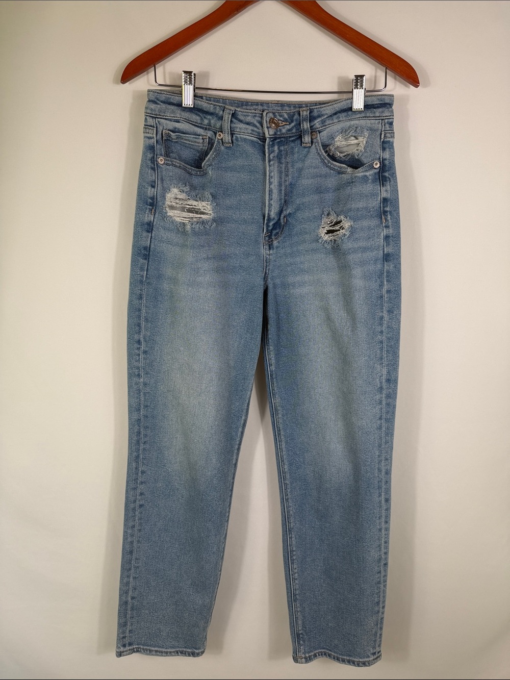 American Eagle Mom Straight Jean Light‎ Blue Distressed Denim. Womens Size 8